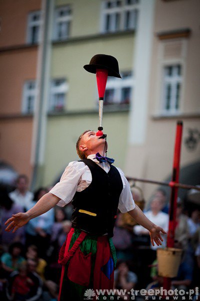 Pokaz cyrkowy ARTCIRCUS — uliczny teatr i kabaret (1)