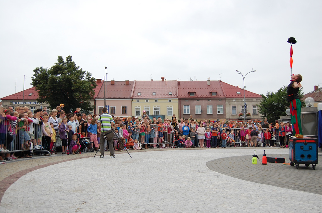 Pokaz cyrkowy ARTCIRCUS — uliczny teatr i kabaret (2)