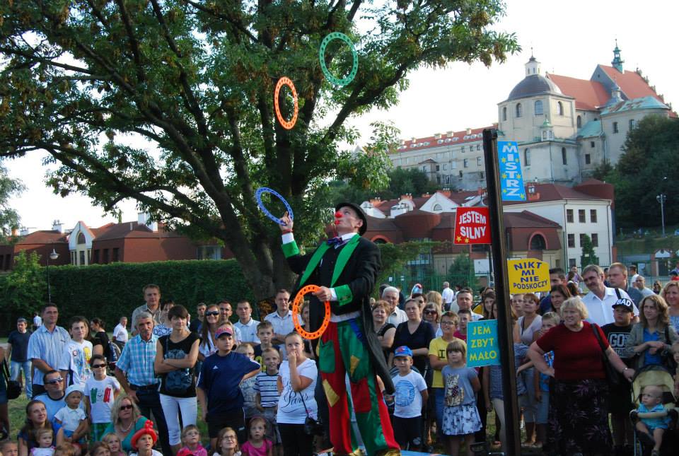 Pokaz cyrkowy ARTCIRCUS w Krakowie — żonglerka i klaunada