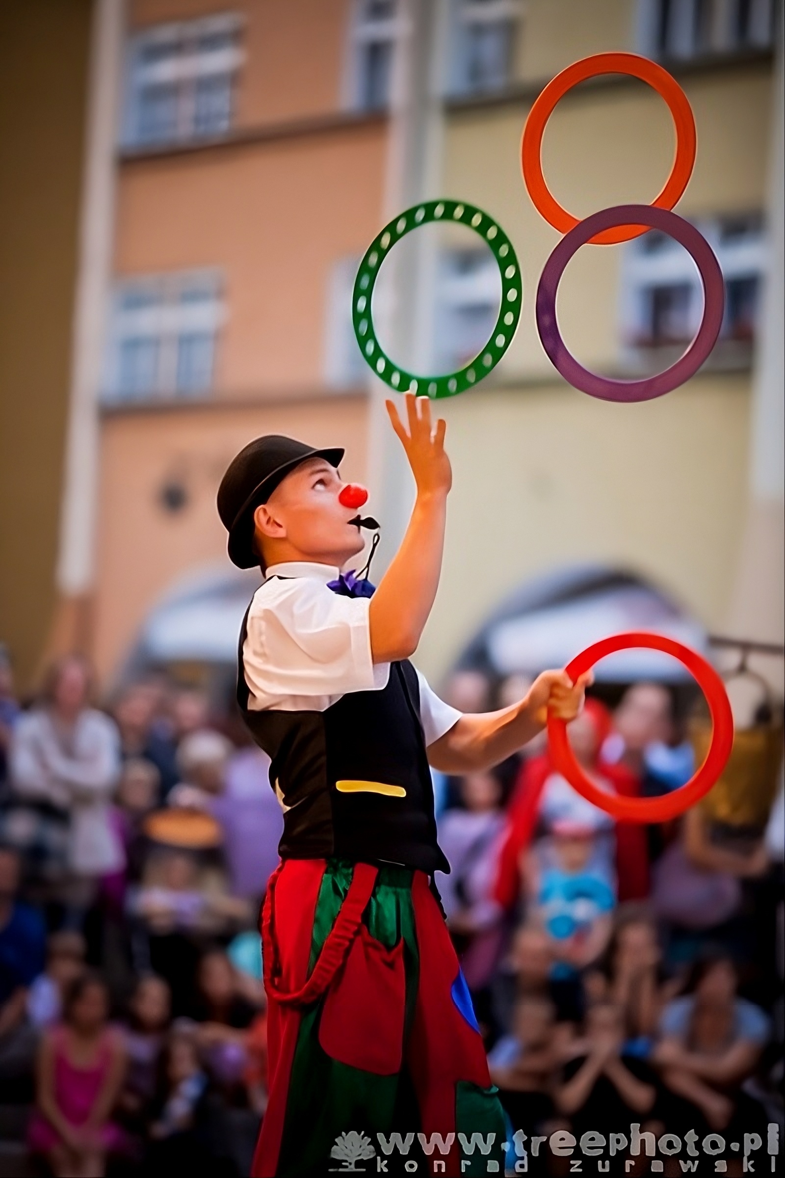 Klaun żonglujący obręczami podczas weselnego pokazu cyrkowego ARTCIRCUS