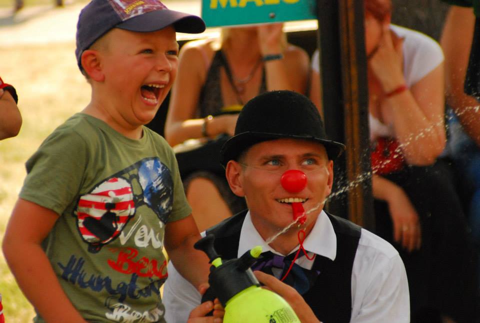 Klaun ARTCIRCUS na urodzinach dziecka — modelowanie baloników (1)